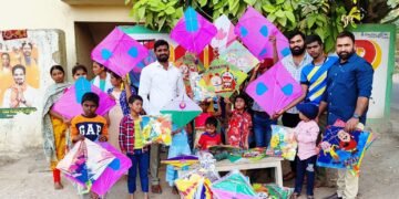గాలిపటాలను అందజేసిన రవీందర్ యాదవ్
