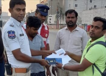 పాస్ పోర్ట్ అందజేసిన ఎస్ఐ విజయ్ నాయక్