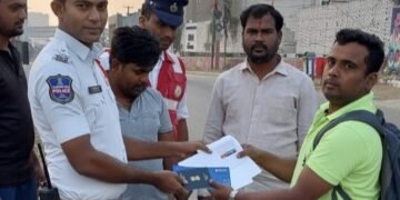 పాస్ పోర్ట్ అందజేసిన ఎస్ఐ విజయ్ నాయక్