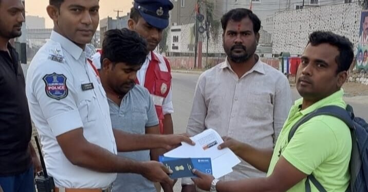 పాస్ పోర్ట్ అందజేసిన ఎస్ఐ విజయ్ నాయక్