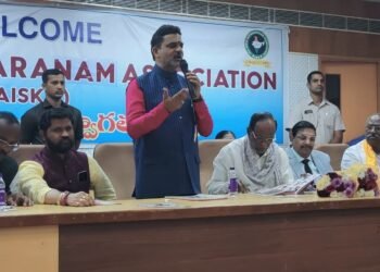 వేదిక పై భగ్గుమన్న రగడ? నిధుల కేటాయింపులు ఏవి? బీసీ కమిషన్ చైర్మన్ కృష్ణమోహన్
