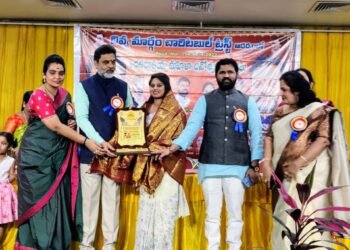 జీవితంలో ఎదురయ్యే సమస్యలను స్వీకరించి ధైర్యంగా నిలబడ్డప్పుడే ఏదైనా సాధించగలం అని రాష్ట్ర బీసీ కమిషన్ చైర్మన్ డాక్టర్ వకులాభరణం కృష్ణమోహన్ రావు అన్నారు
