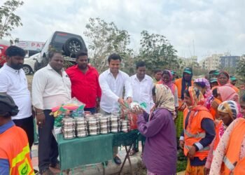 కార్మికులకు మే డే కానుకలు అందజేసిన ఏర్రగుoడ్ల శ్రీనివాస్ యాదవ్