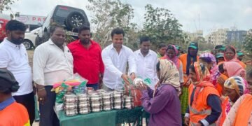 కార్మికులకు మే డే కానుకలు అందజేసిన ఏర్రగుoడ్ల శ్రీనివాస్ యాదవ్