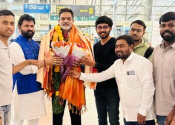 తెలంగాణ బీసీ కమిషన్ చైర్మన్ కు ఎయిర్ పోర్ట్ లో వీడ్కోలు పలికిన బీసీ సంఘం నేతలు