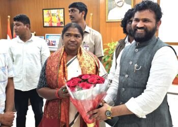 స్థానిక సంస్థల ఎన్నికలలో బీసీ రిజర్వేషన్లు పెంచాలని -మంత్రి సీతక్కకు విజ్ఞప్తి