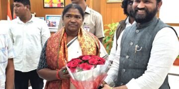 స్థానిక సంస్థల ఎన్నికలలో బీసీ రిజర్వేషన్లు పెంచాలని -మంత్రి సీతక్కకు విజ్ఞప్తి