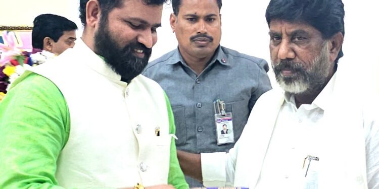 ఉపముఖ్యమంత్రి బట్టి విక్రమార్క ను కలిసిన జాతీయ బీసీ దళ్ అధ్యక్షుడు దుండ్ర కుమారస్వామిస్వామి