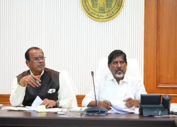 రాష్ట్ర స‌చివాల‌యంలో రోడ్లు, భ‌వ‌నాలు, సినమాటోగ్ర‌ఫీ స‌మీక్ష‌లో ఉప ముఖ్య‌మంత్రి భ‌ట్టి విక్ర‌మార్క‌, మంత్రి కోమటిరెడ్డి