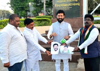 సీఎం రేవంత్ రెడ్డి, బీసీ మంత్రి పొన్నం ప్రభాకర్ కి పాలాభిషేకం