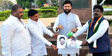 సీఎం రేవంత్ రెడ్డి, బీసీ మంత్రి పొన్నం ప్రభాకర్ కి పాలాభిషేకం