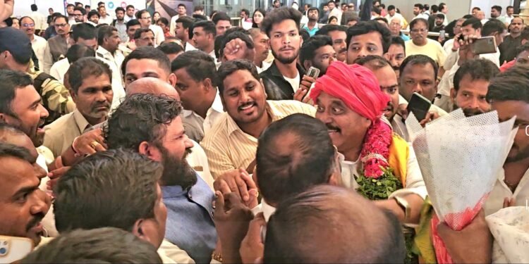 నాగర్కర్నూలు పార్లమెంట్ స్థానం నుండి పోటీ చేయబోతున్న మల్లు రవికి ఘన స్వాగతం పలికిన నేతలు