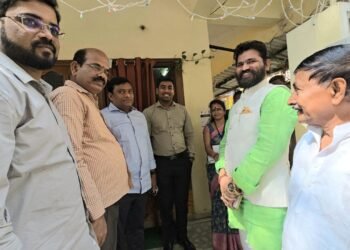ఐఏఎస్ అధికారులతో కలిసి సమగ్ర కుల సర్వేను పరిశీలించిన దుండ్ర కుమారస్వామి
