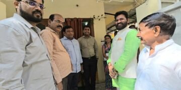 ఐఏఎస్ అధికారులతో కలిసి సమగ్ర కుల సర్వేను పరిశీలించిన దుండ్ర కుమారస్వామి