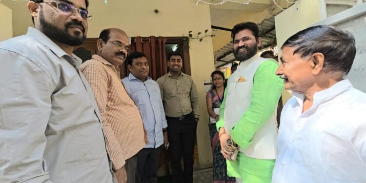 ఐఏఎస్ అధికారులతో కలిసి సమగ్ర కుల సర్వేను పరిశీలించిన దుండ్ర కుమారస్వామి