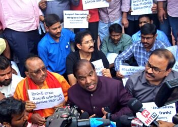 సినీ నటుడు మోహన్ బాబు మీడియాపై చేసిన దాడిని తీవ్రంగా ఖండించారు.