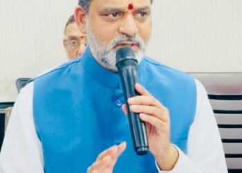 స్థానిక సంస్థల ఎన్నికలలో బీసీలకు 42% రిజర్వేషన్‌లు కల్పించాలి