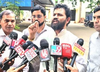 ఎస్టీ బాలికల గురుకుల హాస్టల్లో విషాహార ఘటన పై…HRC లో ఫిర్యాదు