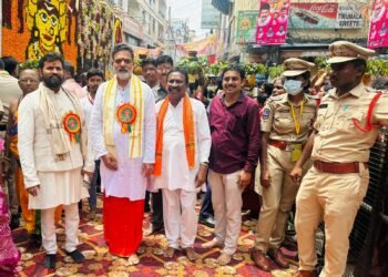 లష్కర్ బోనాల సందర్భంగా ఉజ్జయినీ మహాకాళి అమ్మవారికి మొక్కులు తీర్చిన బీసీ నేతలు