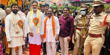 లష్కర్ బోనాల సందర్భంగా ఉజ్జయినీ మహాకాళి అమ్మవారికి మొక్కులు తీర్చిన బీసీ నేతలు