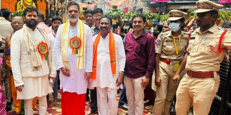 లష్కర్ బోనాల సందర్భంగా ఉజ్జయినీ మహాకాళి అమ్మవారికి మొక్కులు తీర్చిన బీసీ నేతలు