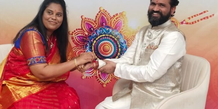 రాఖీ కట్టిన రాజ్‌ న్యూస్‌ ఛానల్‌ చైర్మన్‌ లక్ష్మీ రావు
